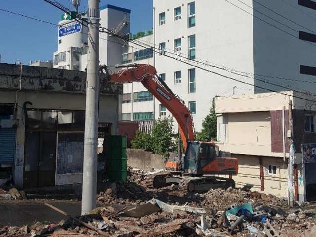 지난 5월 말 뉴타운 재개발 구역 내에서 진행 중인 철거 작업. 주민들은 