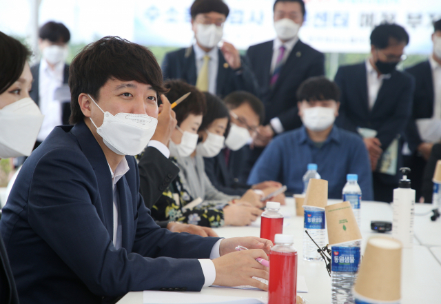 국민의힘 이준석 대표가 18일 오후 전북 완주군 완주테크노밸리제2산단을 찾아 청년들과 간담회를 갖고 있다. 연합뉴스