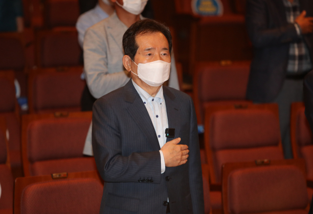 더불어민주당 대권주자인 정세균 전 국무총리가 18일 경북 포항평생학습원에서 열린 균형사다리 경북본부 발대식에 참석해 국기에 경례하고 있다. 연합뉴스