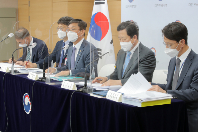 안도걸 기획재정부 2차관이 18일 오후 정부서울청사에서 2020년 공공기관 경영실적 평가 결과 브리핑을 하고 있다. 왼쪽부터 이상철 감사평가 단장, 최현선 준정부기관 평가단장, 안도걸 기획재정부 2차관, 박춘섭 공기업 평가단장, 김윤상 기획재정부 공공정책국장. 연합뉴스