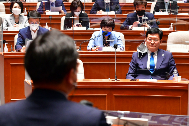 더불어민주당 송영길 대표(오른쪽)가 18일 서울 여의도 국회에서 열린 정책의원총회에서 윤호중 원내대표의 발언을 듣고 있다. 연합뉴스