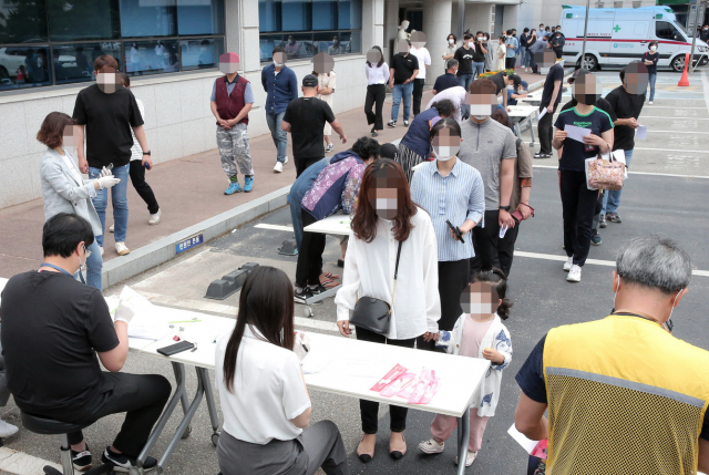 17일 강원 양구군 보건소 내 선별검사소가 검사자들로 붐비고 있다. 이날 양구군청 공무원이 확진 판정을 받음에 따라 보건당국은 군청사를 긴급 폐쇄하고 전 직원 검사를 진행 중이다. 연합뉴스