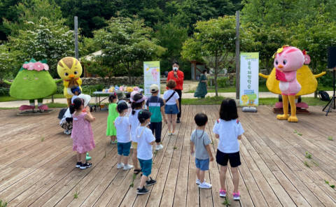 경북콘텐츠진흥원이 백두대간수목원에서 마련한 엄마까투리와 함께하는 숲 속 체험학습에서 아이들이 즐거워 하고 있다. 경북콘텐츠진흥원 제공