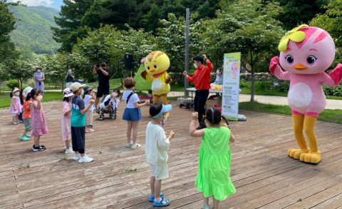 경북콘텐츠진흥원이 백두대간수목원에서 마련한 엄마까투리와 함께하는 숲 속 체험학습에서 아이들이 즐거워 하고 있다. 경북콘텐츠진흥원 제공