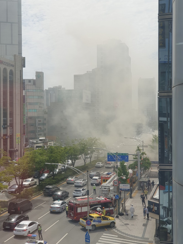 19일 오후 반월당역 인근 상가건물에서 불이 나 일대에 연기가 발생한 모습. 독자제공