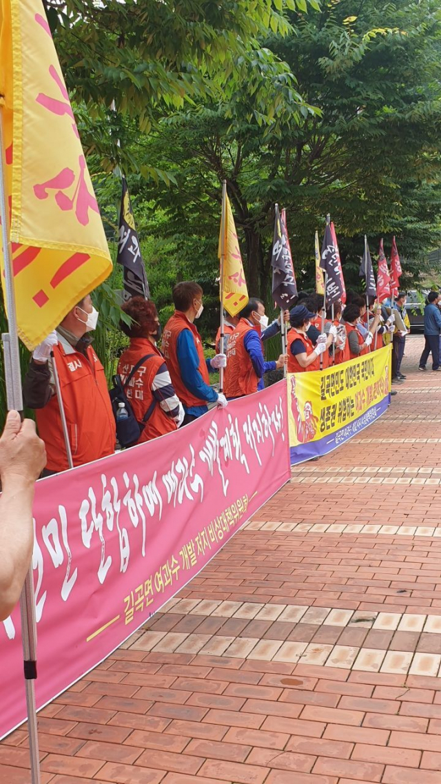 창녕·합천·거창 주민들이 토론회를 무산시킨 후 습지센터 입구에서 반대집회를 열고 있다. 반대위 제공