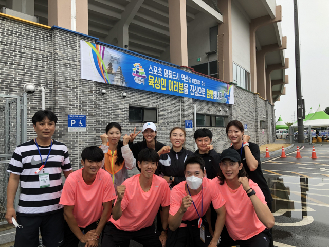 안동시청 육상경기단이 지난 13일부터 5일간 전북 익산에서 열린 전국대회에 참여해 기념촬영을 하고 있다. 사진은 코로나19 방역 수칙을 준수한 상황에서 촬영됐다. 안동시청 제공