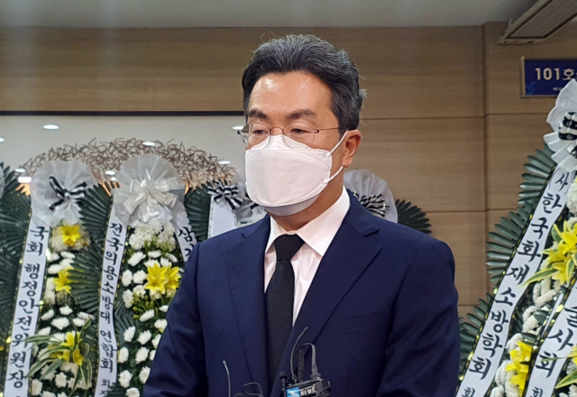 19일 오후 경기 하남시 마루공원 장례식장에 마련된 김동식 구조대장(52·소방경) 빈소에서 강한승 쿠팡 대표이사가 유가족에게 위로의 말을 전하고 있다. 연합뉴스