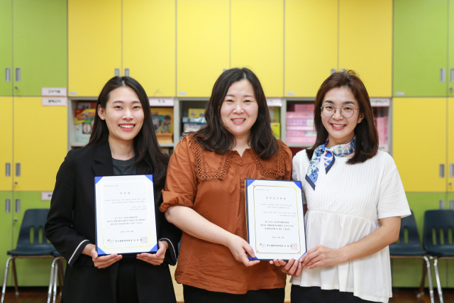 한국생활과학회 학술대회에서 수상한 김영민, 김미정, 노규미 씨(왼쪽부터). 대구가톨릭대 제공