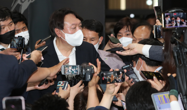윤석열 전 검찰총장이 9일 오후 서울 중구 남산예장공원 내에 있는 우당 기념관 개관식에 참석해 전시물을 관람한 뒤 취재진에 둘러싸여 있다. 연합뉴스