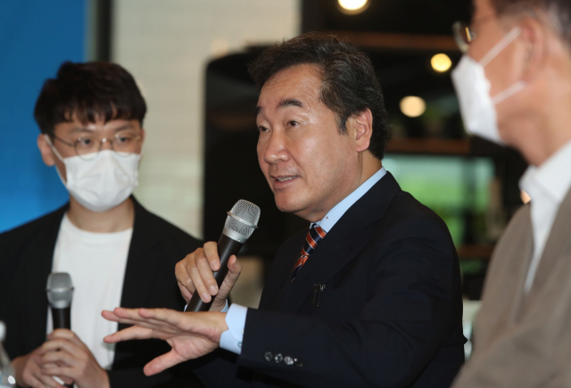 더불어민주당 대권주자인 이낙연 전 대표가 20일 오후 경북 구미시 구미전자정보기술원에서 지역청년들과 간담회를 하고 있다. 연합뉴스