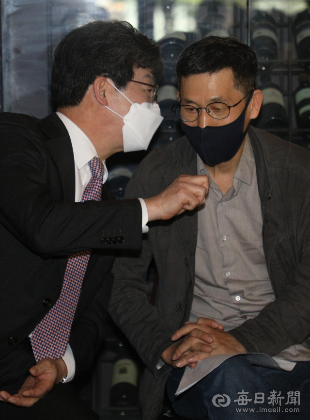 국민의힘 대권주자인 유승민(왼쪽) 전 의원이 20일 오후 대구 달서구 계명대 아담스키친에서 열린