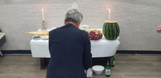 38년 전 군대에서 사살한 북한 간첩의 제사를 매년 지내주는 사람이 있어 화제다. 임억근(65) 씨가 대구 달서구 두류동 본인 사무실에서 향을 피우는 모습.