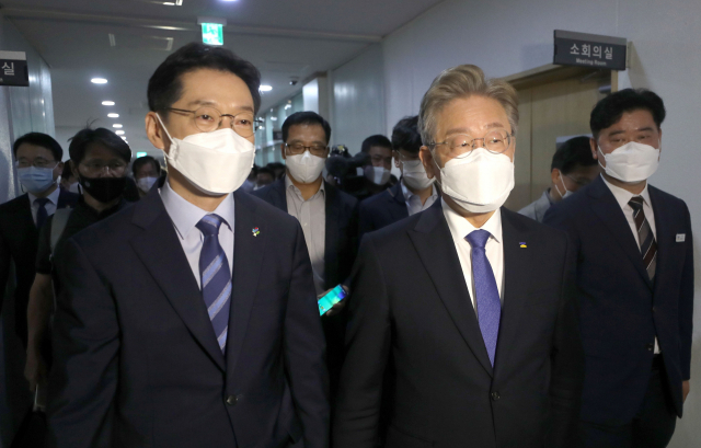 김경수 경남지사와 이재명 (오른쪽) 경기지사가 17일 오전 경남 창원시 의창구 경남도청에서 열린