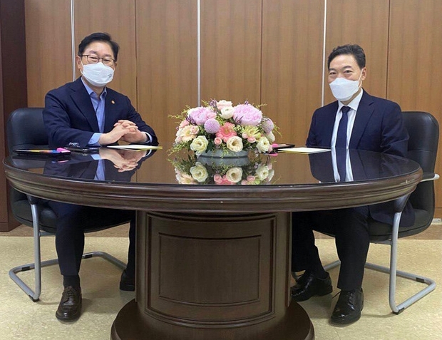 법무부는 박범계 장관과 김오수 총장이 이날 오후 6시 30분 서울고검 청사에서 회동, 1시간 30분정도 입법예고된 직제개편안 및 고검 검사급 중간간부 인사에 대해 구체적인 의견을 나눴다고 밝혔다. 법무부 제공
