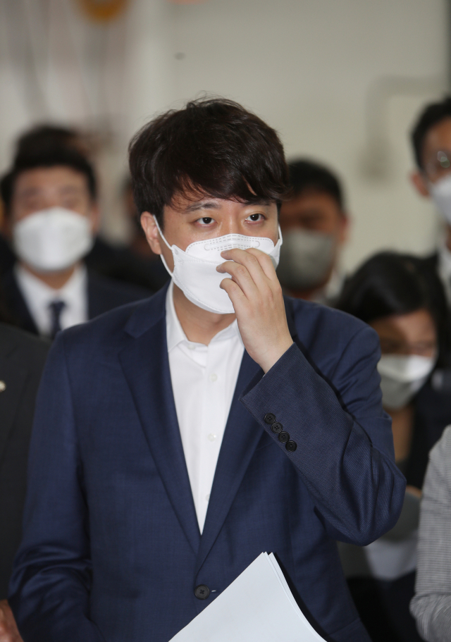 국민의힘 이준석 대표가 18일 오전 전북 군산시 소룡동 전기차 생산 업체인 명신 군산공장에서 명신에 대한 설명을 듣고 있다. 연합뉴스