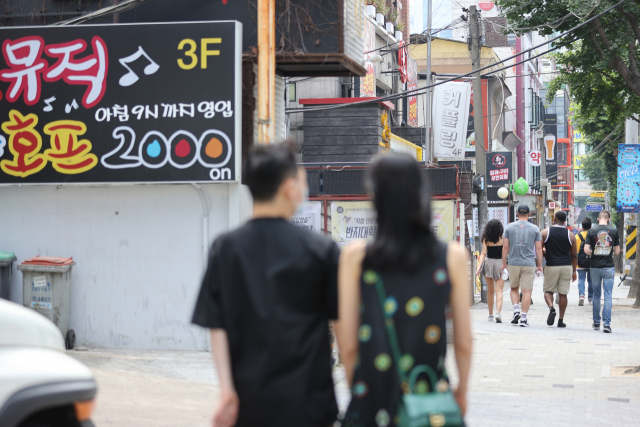 정부가 내달 1일부터 사회적 거리두기 지침을 완화하며 수도권에서도 6인까지 사적 모임이 가능해진다. 또 자영업자, 소상공인을 위해 규제를 최소화할 것이라는 방침도 보였다. 내달 1일부터 적용될 새로운 사회적 거리두기 단계 중 2단계인 확진자가 전국적으로 500명 이상, 수도권에 250명 이상일 때 유흥시설, 노래방, 식당 등 24시까지 영업이 가능해진다. 사진은 이날 오후 서울 마포구 홍대클럽거리의 모습. 연합뉴스