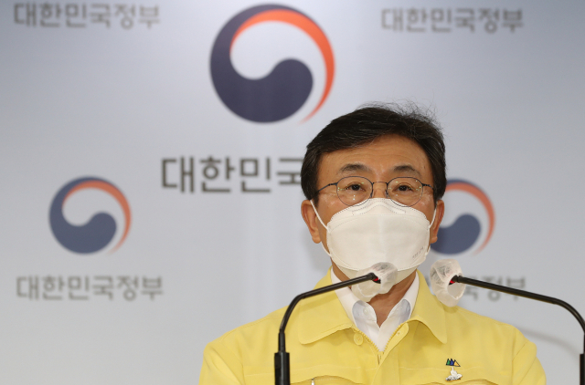 권덕철 보건복지부 장관이 20일 정부서울청사에서 열린 코로나19 중대본 결과 브리핑에서 새로운 거리두기 방역계획에 관해 발표하고 있다. 연합뉴스
