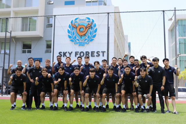 아시아챔피언스리그 조별예선에 나서는 대구FC 선수들이 우즈베키스탄으로의 출국에 앞서 선전을 다짐하며 파이팅을 외치고 있다. 대구FC 제공