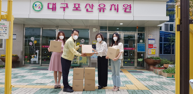 대구시교육청이 학생, 교직원용 마스크 약 112만장을 학교 현장에 배부한다. 교육청 직원들이 포산유치원을 방문, 마스크를 전달하는 모습. 대구시교육청 제공