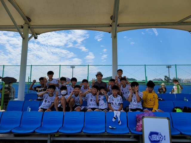 최순호 전 포항스틸러스 감독이 풍기초교 축구부의 승리를 축하하며 파이팅을 외치고 있다. 풍기초 제공