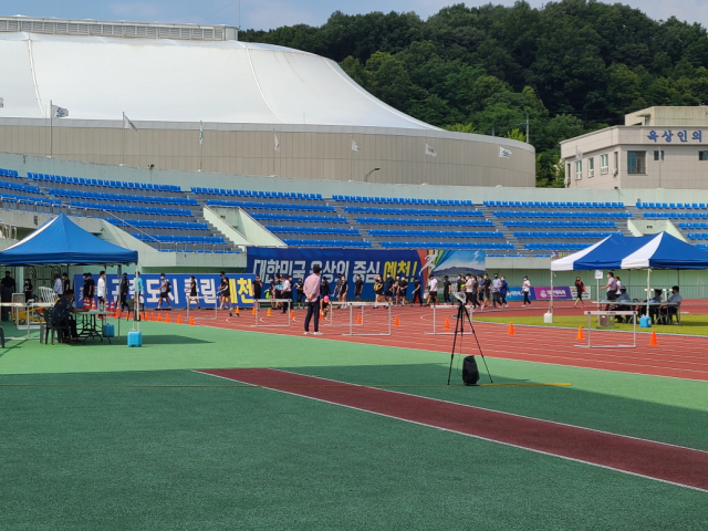 2021 육상지도자 구술‧실기 자격 검정 응시생들이 실시 평가를 받고 있는 모습. 예천군 제공