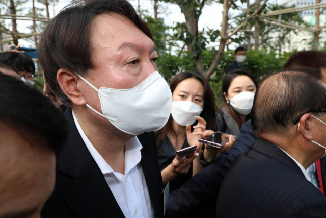 윤석열 전 검찰총장이 지난 9일 오후 서울 중구 남산예장공원에서 열린 독립운동가 우당 이회영 선생 기념관 개관식에 참석하기 위해 이동 중 취재진의 질문을 듣고 있다. 연합뉴스