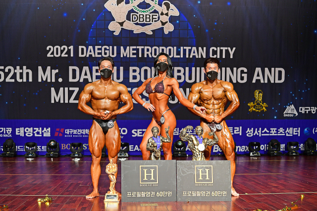 20일 대구보건대 인당아트홀에서 열린 제52회 미스터 ＆ 미즈 대구선발대회에서 남녀그랑프리와 남자 포즈상을 수상한 박성화·전빛나리·김유형(오른쪽부터). 대구보디빌딩협회 제공