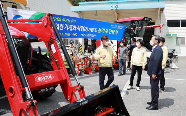 영양군은 농기계 장기임대 사업을 통해 농작업비 절감과 농업경영 안정화에 나서고 있다. 21일 석보면 해드림 콩작목반에 농기계 전달식을 가졌다. 영양군 제공
