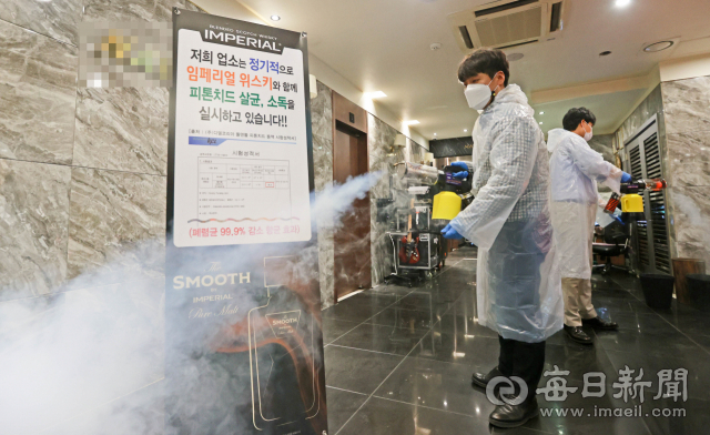 대구시가 372명의 집단감염이 발생한 유흥시설 3천240개소에 대한 집합금지를 21일부터 해제한 가운데 수성구 한 유흥주점에서 방역 작업이 진행되고 있다. 대구시는 이날부터 집단감염 상황 종료 때까지 유흥시설 종사자에 대한 격주 진단검사를 의무화하는 특별방역조치를 실시한다. 우태욱 기자 woo@imaeil.com