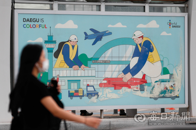 동대구역 중앙버스차로 승강장에 대구경북통합신공항 홍보 그림판이 부착돼 눈길을 끈다. 매일신문DB