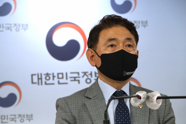 김태웅 국민권익위원회 부동산거래특별조사단장이 21일 오후 정부서울청사 브리핑실에서 비교섭단체 5당 등 소속 국회의원 및 가족 부동산 거래 전수조사를 착수한다고 발표하고 있다. 연합뉴스