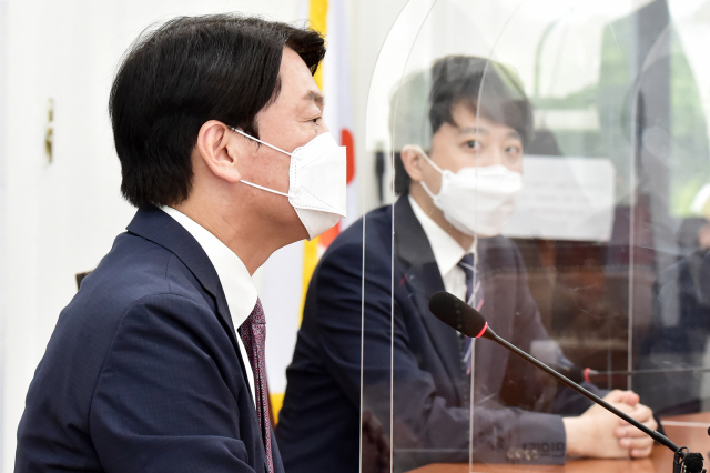 국민의힘 이준석 대표(오른쪽)가 16일 오후 취임 인사차 국회에서 국민의당 안철수 대표를 예방, 인사말을 듣고 있다. 연합뉴스