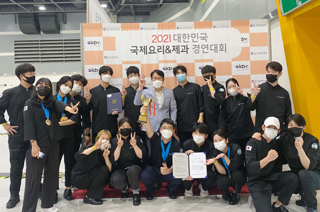 최근 서울 양재동 aT센터서 열린 국제요리대회에서 중소벤처기업부장관상을 받은 영진전문대 글로벌조리반 학생팀이 기념촬영을 하고 있다. 영진전문대 제공