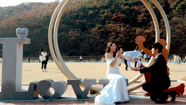 월광수변공원에서 프러포즈하는 장면