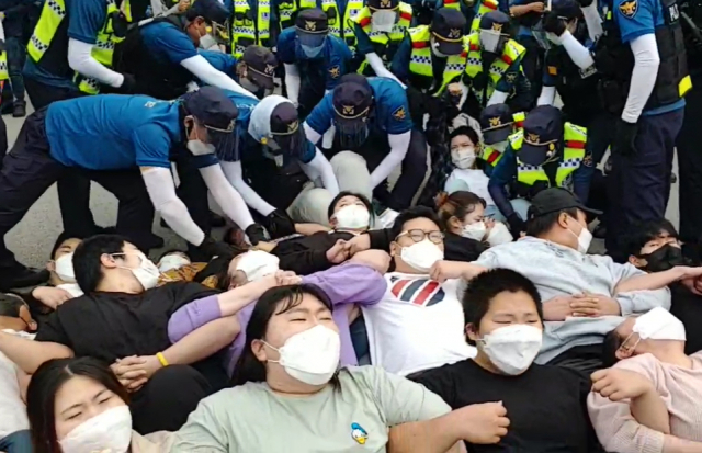 22일 오전 경북 성주군 초전면 소성리 주한미군 사드(THAAD·고고도 미사일 방어체계)기지 입구에서 사드 반대 집회에 참여한 대학생 진보연합 등 주민과 시민단체 회원들이 경찰과 대치하고 있다. 사드철회 소성리종합상황실 제공