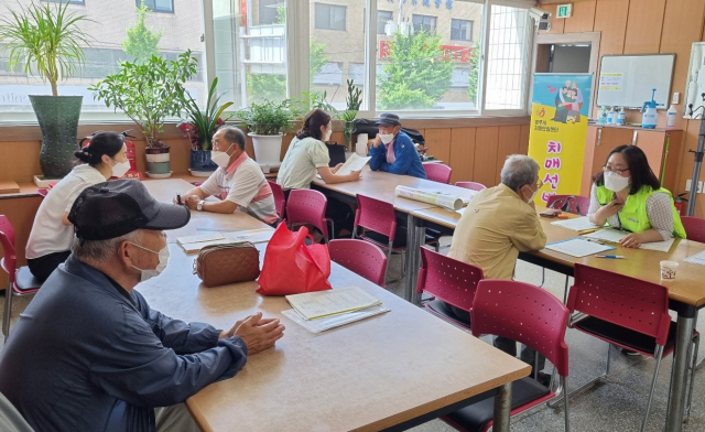 치매안심센터 직원들이 보훈회관을 방문, 어르신들을 상대로 치매 선별검사를 진행하고 있다. 영주시 제공