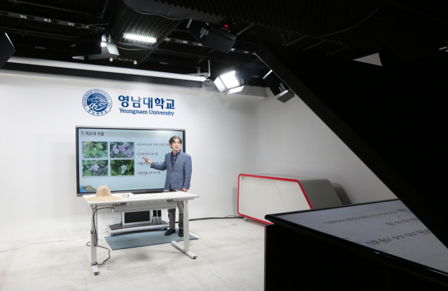 영남대학교에서 한 교수가 케이무크 강좌를 녹화하고 있다. 영남대 제공