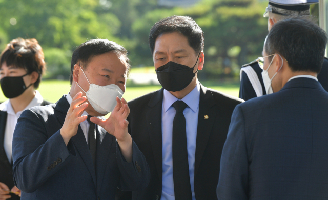 김재원 최고위원(왼쪽), 국민의힘 김기현 원내대표(가운데), 추경호 원내수석부대표가 지난 16일 서울 동작구 국립서울현충원에서 대화하고 있다. 연합뉴스