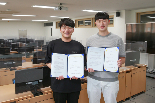 최근 한국정보기술학회 우수논문상을 받은 박재순(왼쪽), 김건 학생이 상장을 들어보이고 있다. 대구가톨릭대 제공