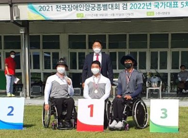 전국장애인양궁대회에서 리커브종목 종합 1·2위를 차지한 대구도시철도공사 장애인양궁단 김민수(사진 중앙), 박준범(왼쪽 첫번째). 대구도시철도공사 제공