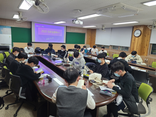 대구 경신고는 학력과 우수한 대입 성과로 잘 알려진 곳이다. 구성원들의 노력 덕분에 자율형사립고에서 일반고로 전환한 이후에도 이름값을 해내고 있다. 경신고의 