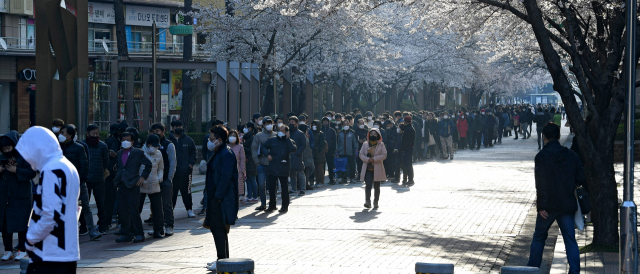 지난해 3월 코로나19 1차 대유행 당시 대구 북구 소상공인시장진흥공단 대구북부센터 앞에서 1천여 명의 소상공인들이 대출 상담 등을 받기 위해 길게 줄지어 서 있는 모습. 매일신문 DB