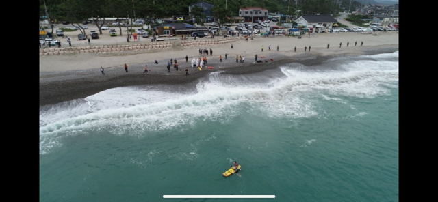22일 오후 포항해양경찰서 구조대원들이 경주 봉길해수욕장에서 물놀이를 하다 물에 빠져 실종된 중학생을 구조하고 있다. 포항해양경찰서 제공.