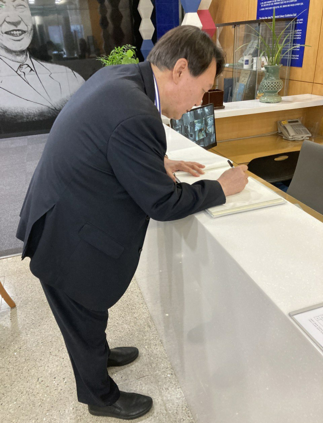윤석열 전 검찰총장이 지난 11일 서울 마포구 동교동 연세대 김대중 도서관을 방문, 방명록을 작성하고 있다. 연합뉴스