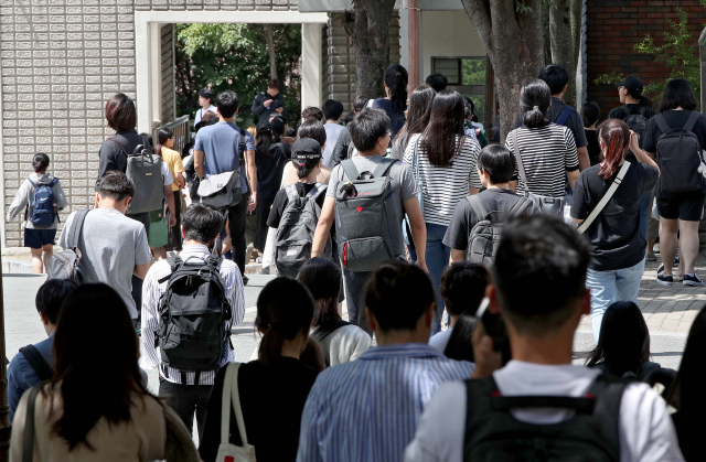 지난 2019년 8월 31일 대구 정화여자고등학교에서 2019년 제2차 경찰공무원(순경) 공개경쟁채용 필기시험을 마친 수험생들이 학교를 나서고 있다. 자료사진. 매일신문DB