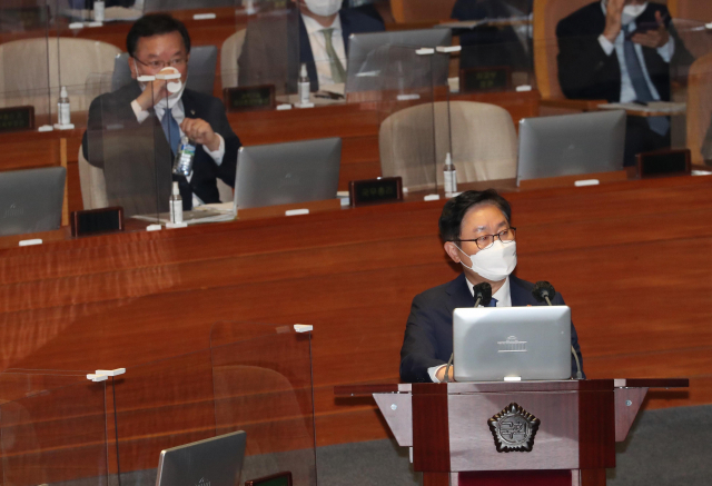 박범계 법무부 장관이 22일 오후 국회 본회의에서 열린 정치·외교·통일·안보 분야 대정부 질문에 출석해 의원들의 질의에 답변하고 있다. 연합뉴스