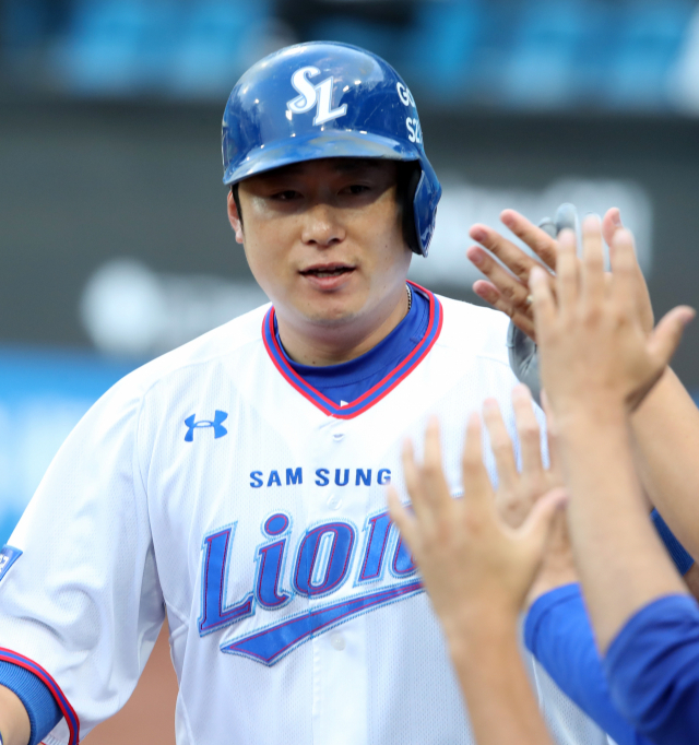 22일 대구삼성라이온즈파크에서 열린 프로야구 삼성라이온즈와 한화이글스 경기에서 1회말 2사 만루에 삼성 이원석 좌월 만루 홈런을 기록한 뒤 동료들과 하이파이브를 나누고 있다. 삼성라이온즈 제공