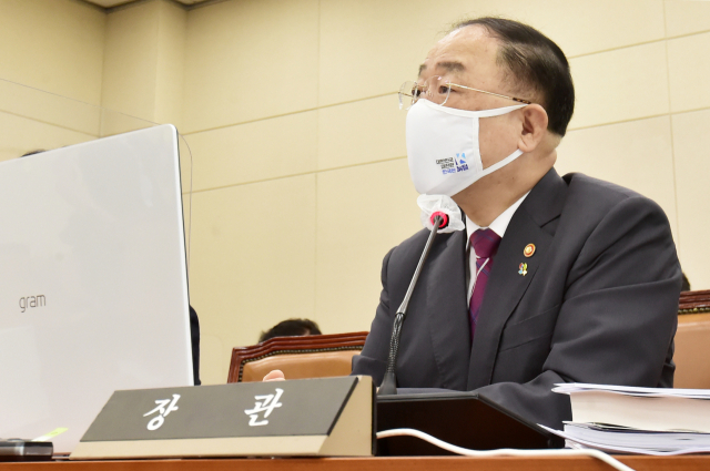 홍남기 경제부총리 겸 기획재정부 장관이 23일 국회에서 열린 기획재정위원회 전체회의에 출석, 답변하고 있다. 연합뉴스