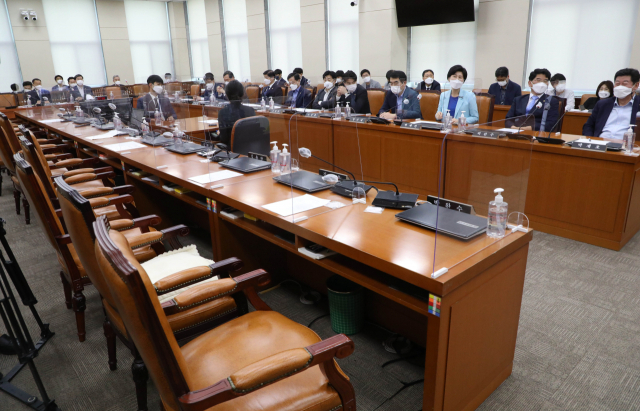 서영교 국회 행정안전위원장이 23일 서울 여의도 국회에서 열린 행정안전위원회 전체회의에서 국민의힘 의원들이 퇴장한 가운데 대체공휴일 전면확대 관련 법안 등을 가결하고 있다. 연합뉴스